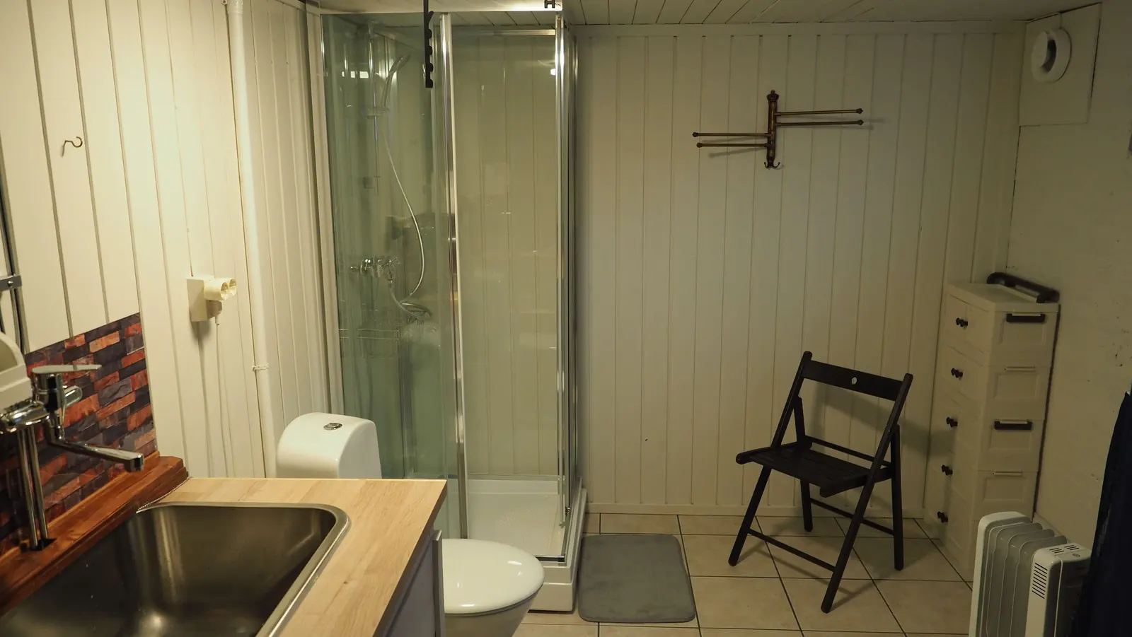 Apartment bathroom with shower